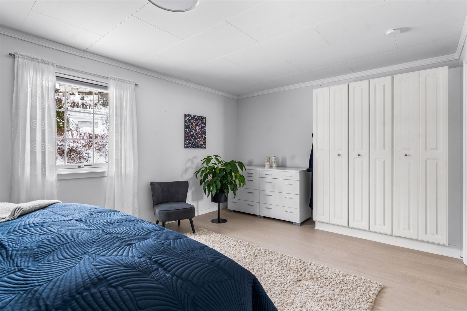 Videre er det plass til klesoppbevaring i garderobeløsning. Galleribilde