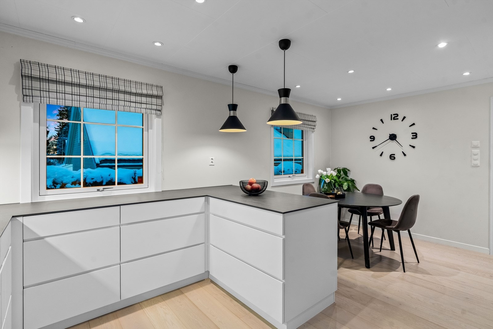 I tillegg byr kjøkkenet på rikelig med benk- og skapplass. Galleribilde