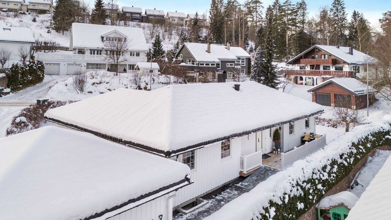 Hus og garasje ble beiset to strøk i 2023, og gelender ved inngangspartiet ble fornyet samme år. Galleribilde