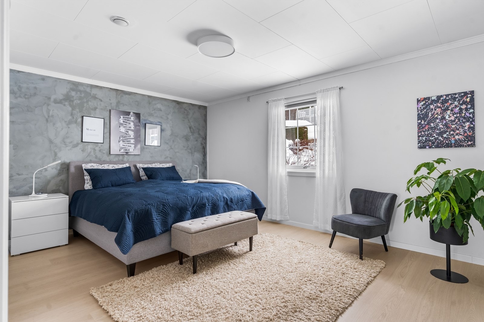 Boligen har to soverom. Hovedsoverommet har plass til dobbeltseng med tilhørende nattbord. Galleribilde