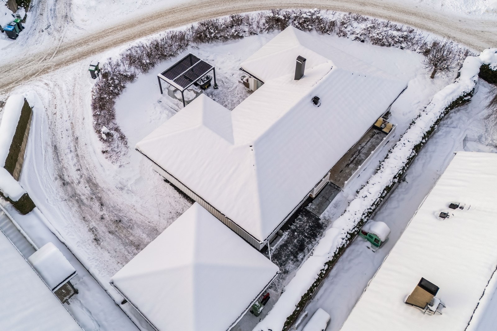 Eiendommen er godt skjermet med hekk. Galleribilde