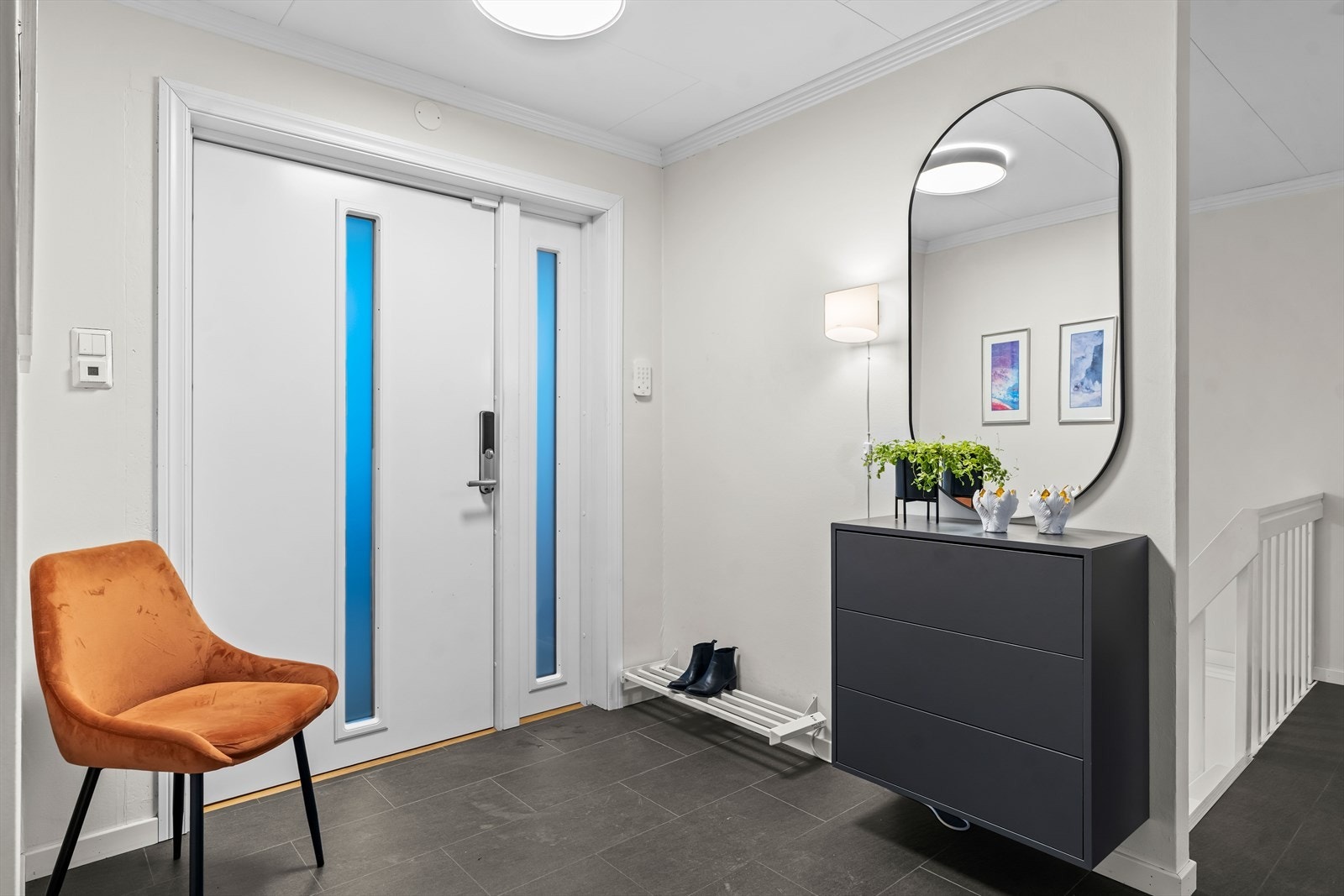 Entréen ble oppgradert i 2022, med nye varmekabler i gulv samt nye fliser. I tillegg ble det satt inn ny ytterdør. Galleribilde