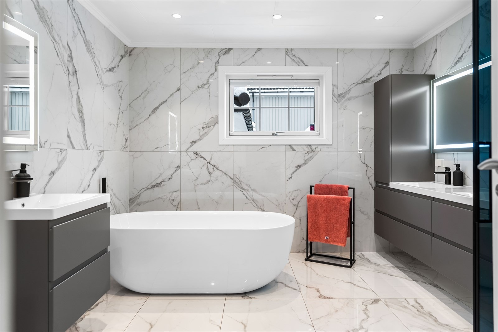 Etasjen har et romslig baderom, med flislagte overflater. Badet er i fra 2020, det fremgår av tilstandsrapporten at det foreligger dokumentasjon på arbeidet. Galleribilde