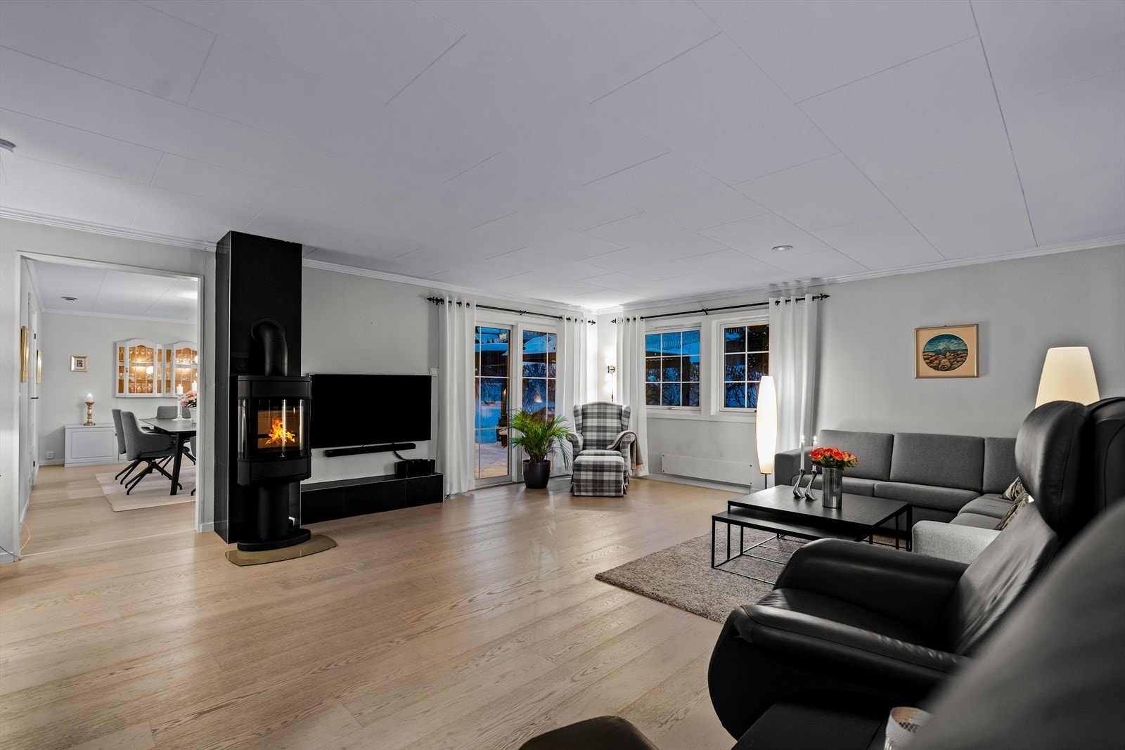 Stuen er av svært generøs størrelse, med mange innredningsmuligheter. Galleribilde