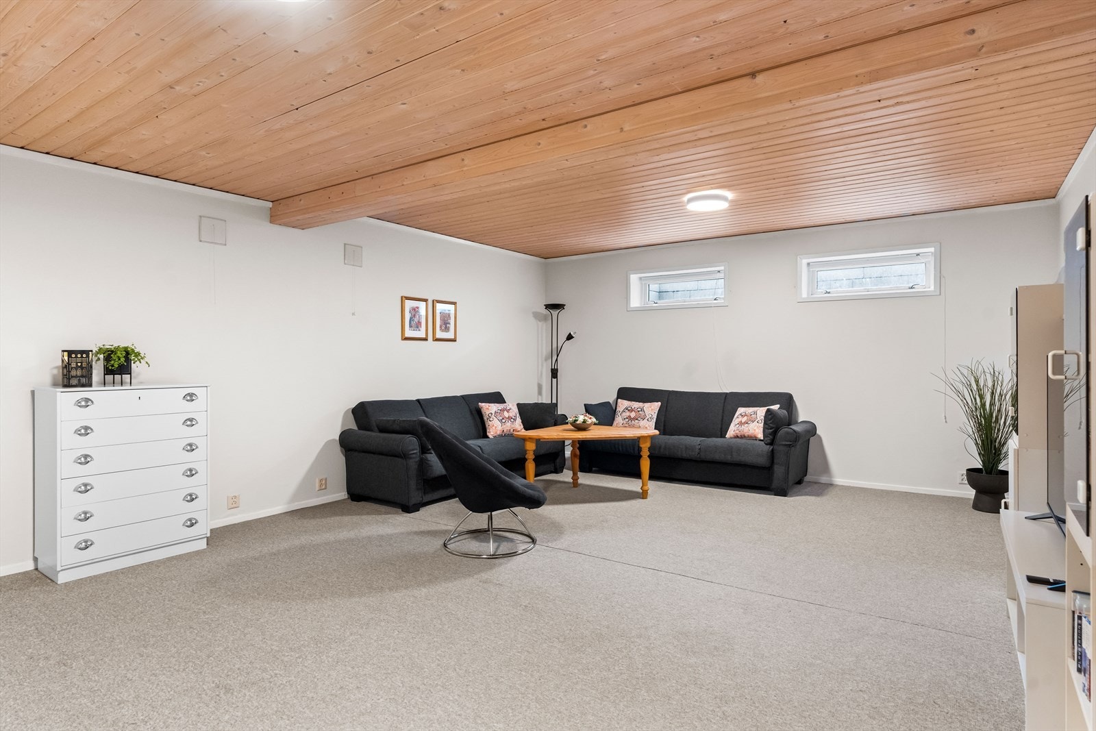 Det ene rommet er blitt innredet som kjellerstue. Galleribilde