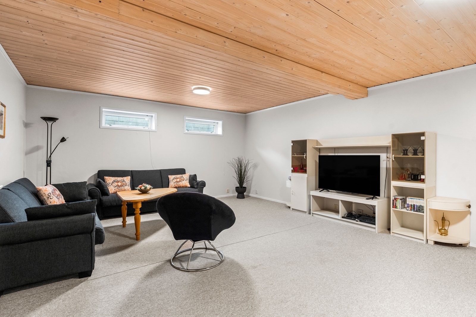 Rommet er omtalt som "disp" i siste godkjente byggetegninger, og tilfredsstiller ikke dagens krav til rom for varig opphold. Galleribilde