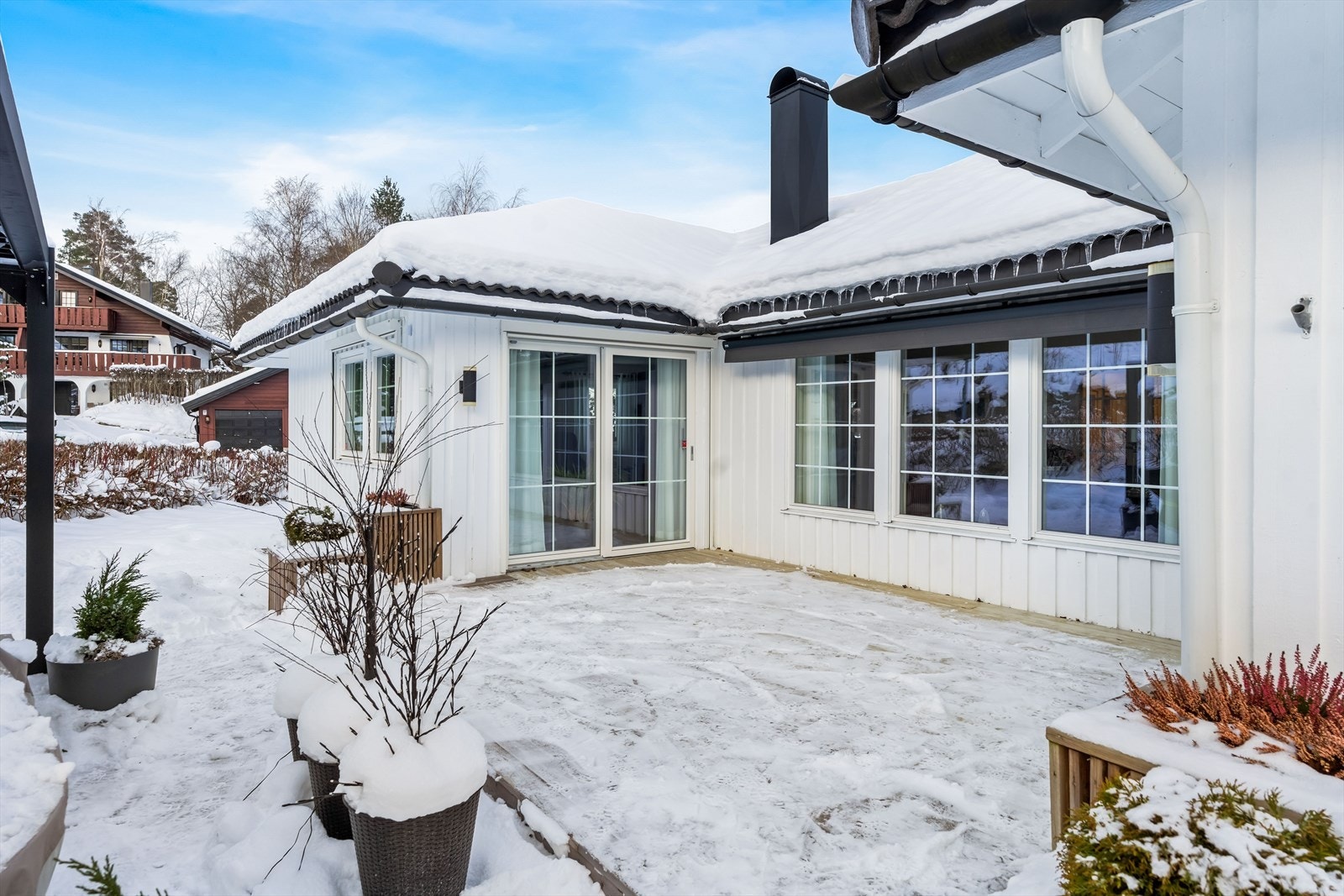 Terrassen ble utvidet i 2022, det gjøres oppmerksom på at denne utvidelsen ikke er blitt omsøkt hos kommunen (se punktet Ferdigattest for mer informasjon). Galleribilde