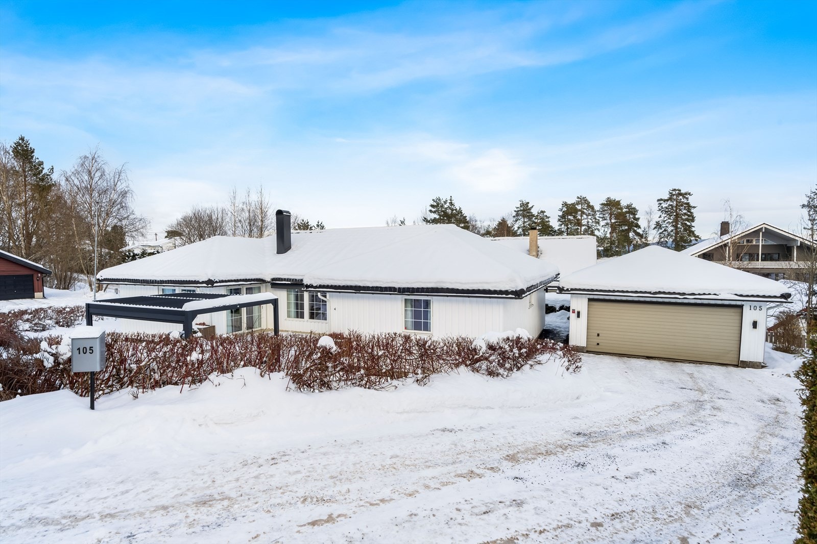 Det er parkering i garasje på BRA-e 36 m². I 2023 ble det montert elbillader i garasjen. Samme år ble også gårdsplass/innkjøring asfaltert. Galleribilde