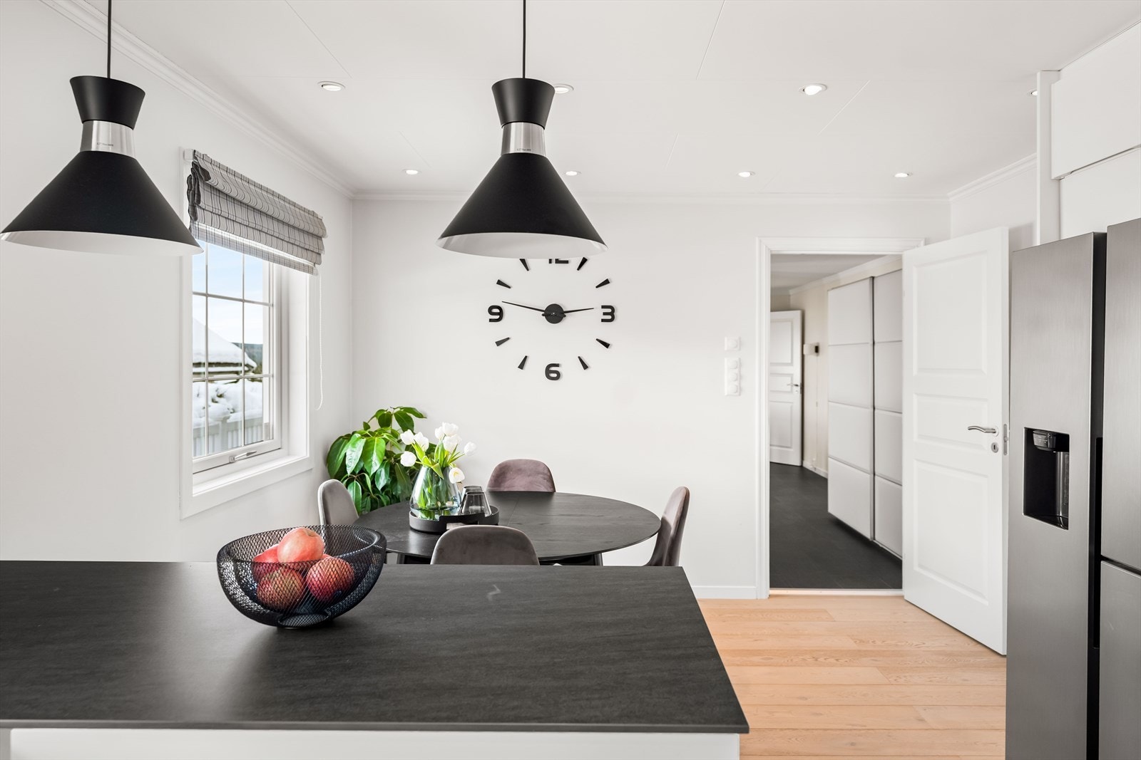 I tillegg er det egen nisje til dobbelt kjøleskap. Galleribilde