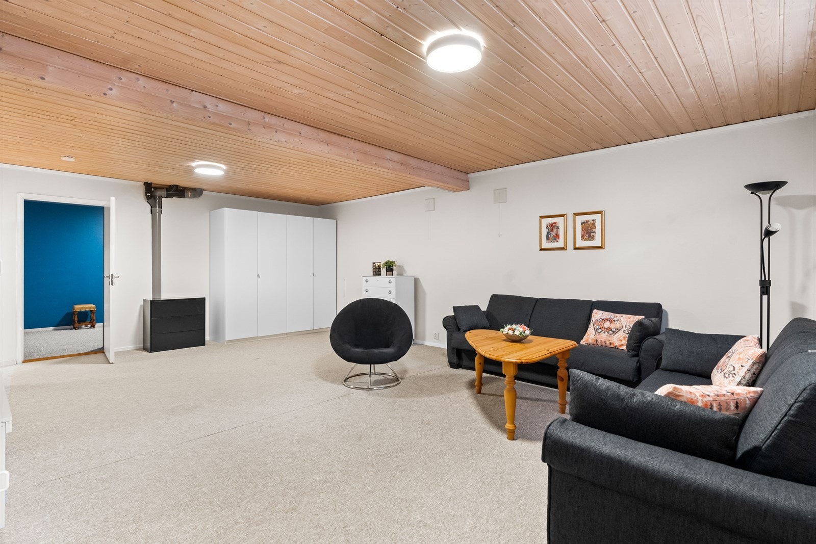 I dag er rommet innredet med sofaseksjon, tv-møbel og skapinnredning. Galleribilde