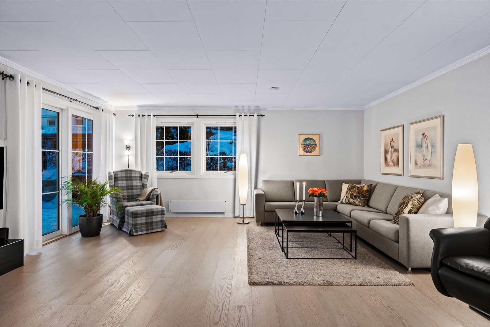 Rommet har store vindusflater, og det ble montert en praktisk zip-screen utvendig på det doble vinduet i stuen, samt på terrassedøren med vindu i 2023. Galleribilde