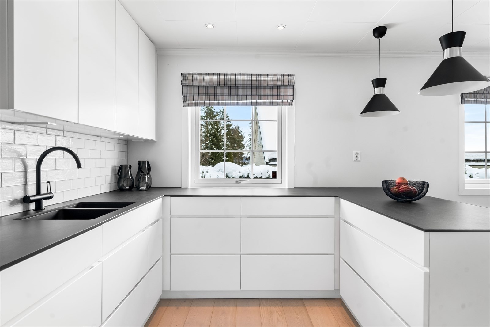 Rommet har integrerte hvitevarer som stekeovn, induksjonstopp, mikrobølgeovn, vinskap og oppvaskmaskin. Galleribilde