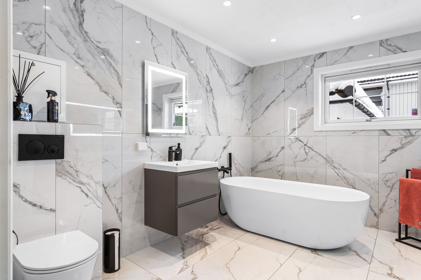 Badets gulvflater har fått TG3 av takstmann grunnet utilstrekkelig fall mot sluk, samt TG2 grunnet enkelte "bom" i fliser. Galleribilde