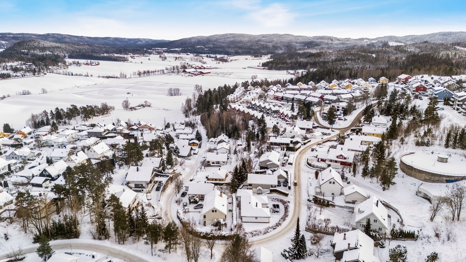 Området gir mulighet for offentlig kommunikasjon via buss. Nærmeste holdeplass er Vallerudtoppen og ligger ca. 5 min gange fra boligen. Galleribilde