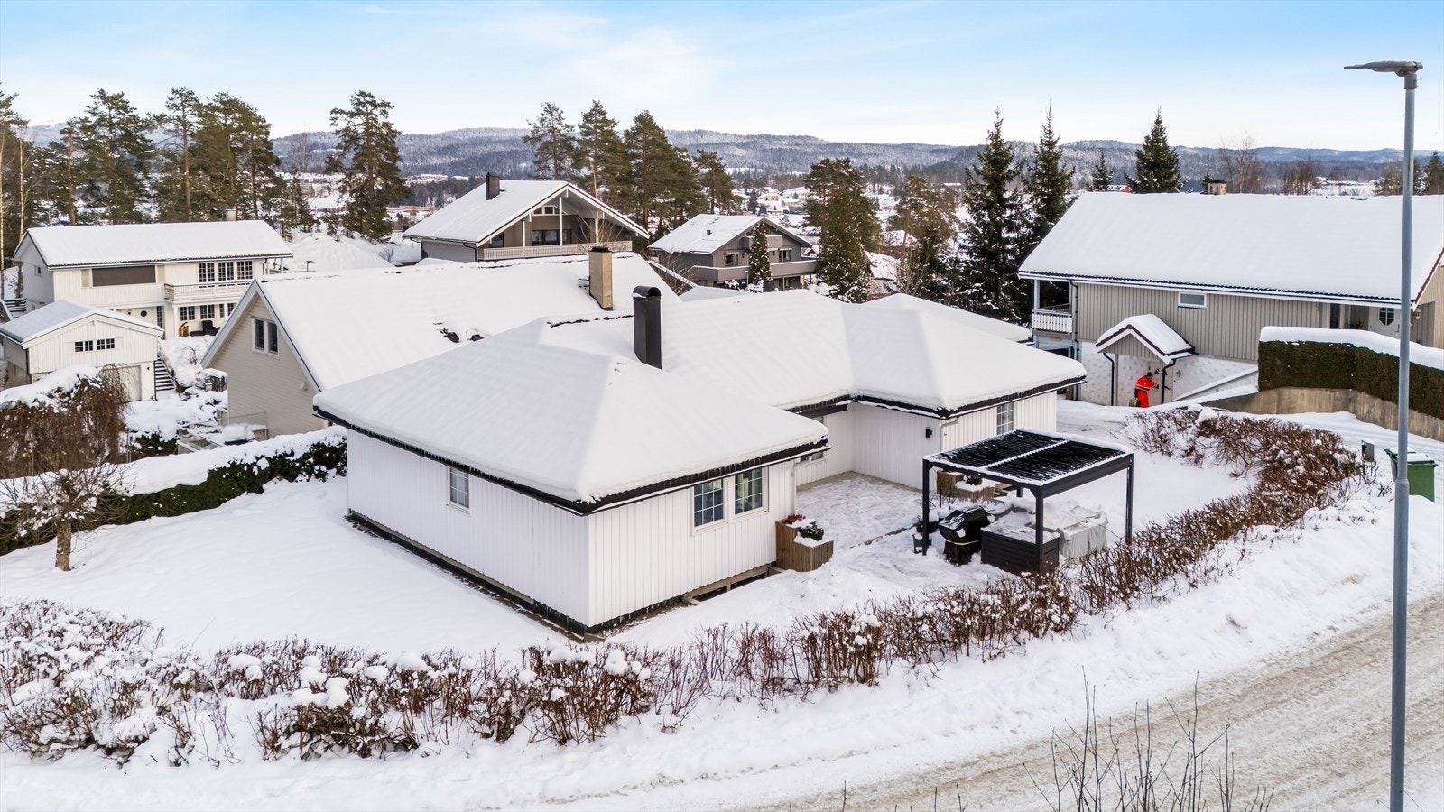 Eiendommen har pent opparbeidet hjørnetomt med plenarealer, beplantning m.m. Galleribilde