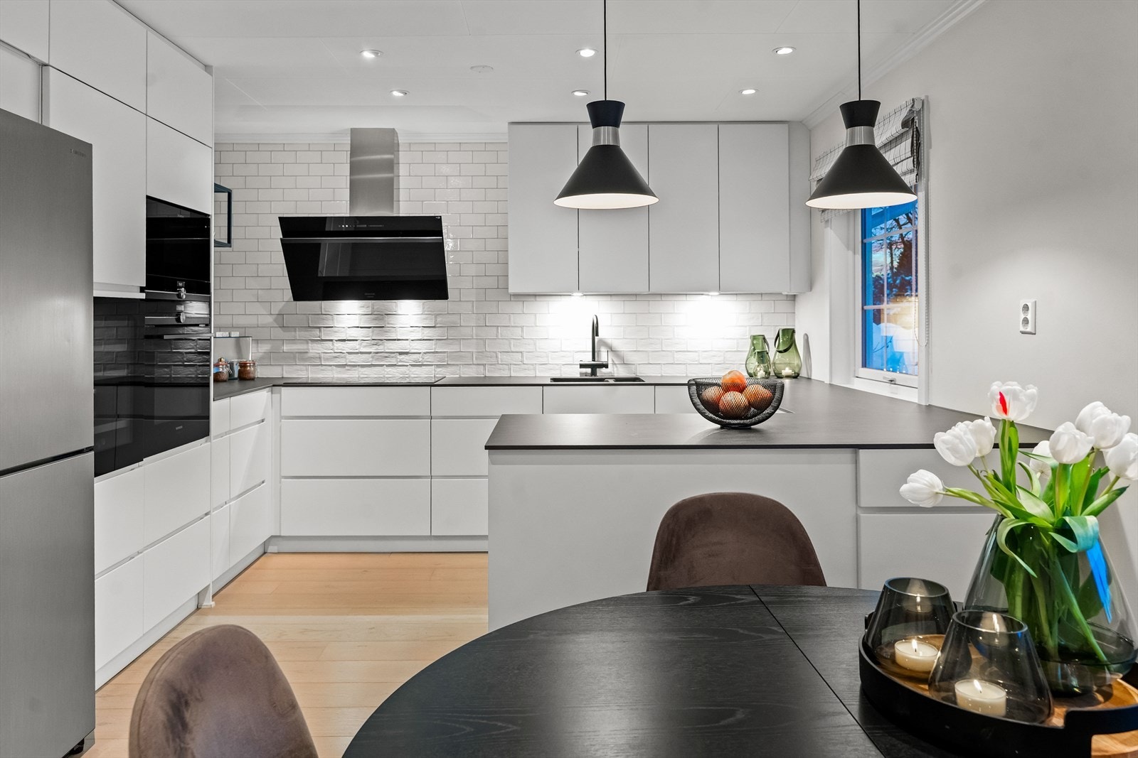 Boligen har et separat kjøkken, med en moderne Kvik-innredning fra 2020. Galleribilde