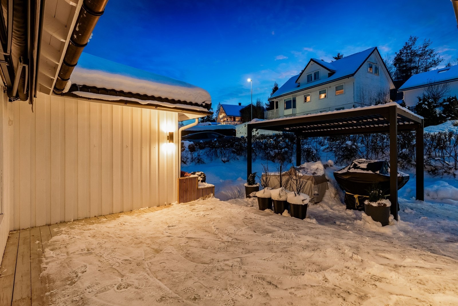 I tillegg er det etablert flere fine uteplasser, på begge sider av huset. Galleribilde