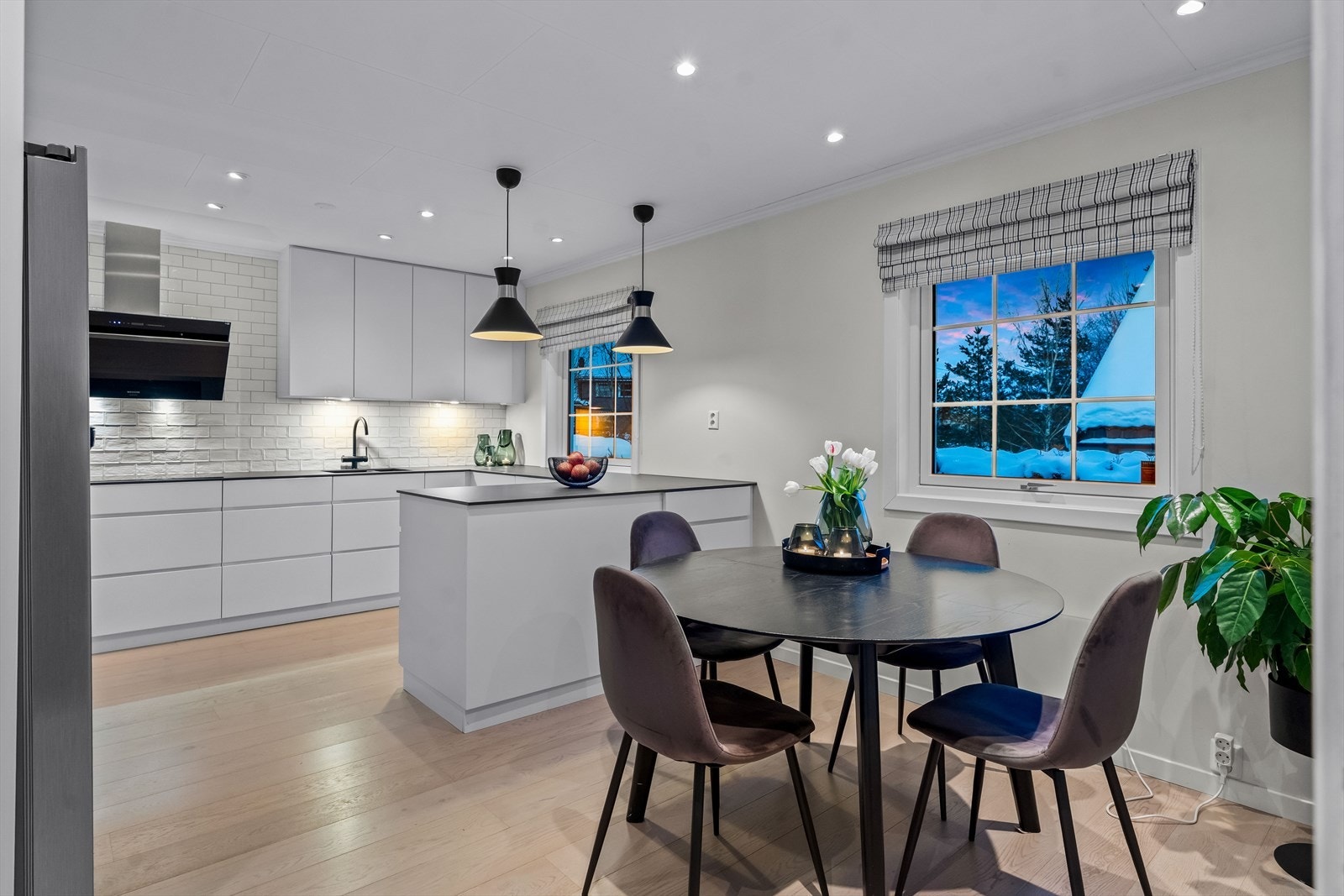 Det er også plass til spisebord med stoler ved kjøkkenvinduet. Galleribilde