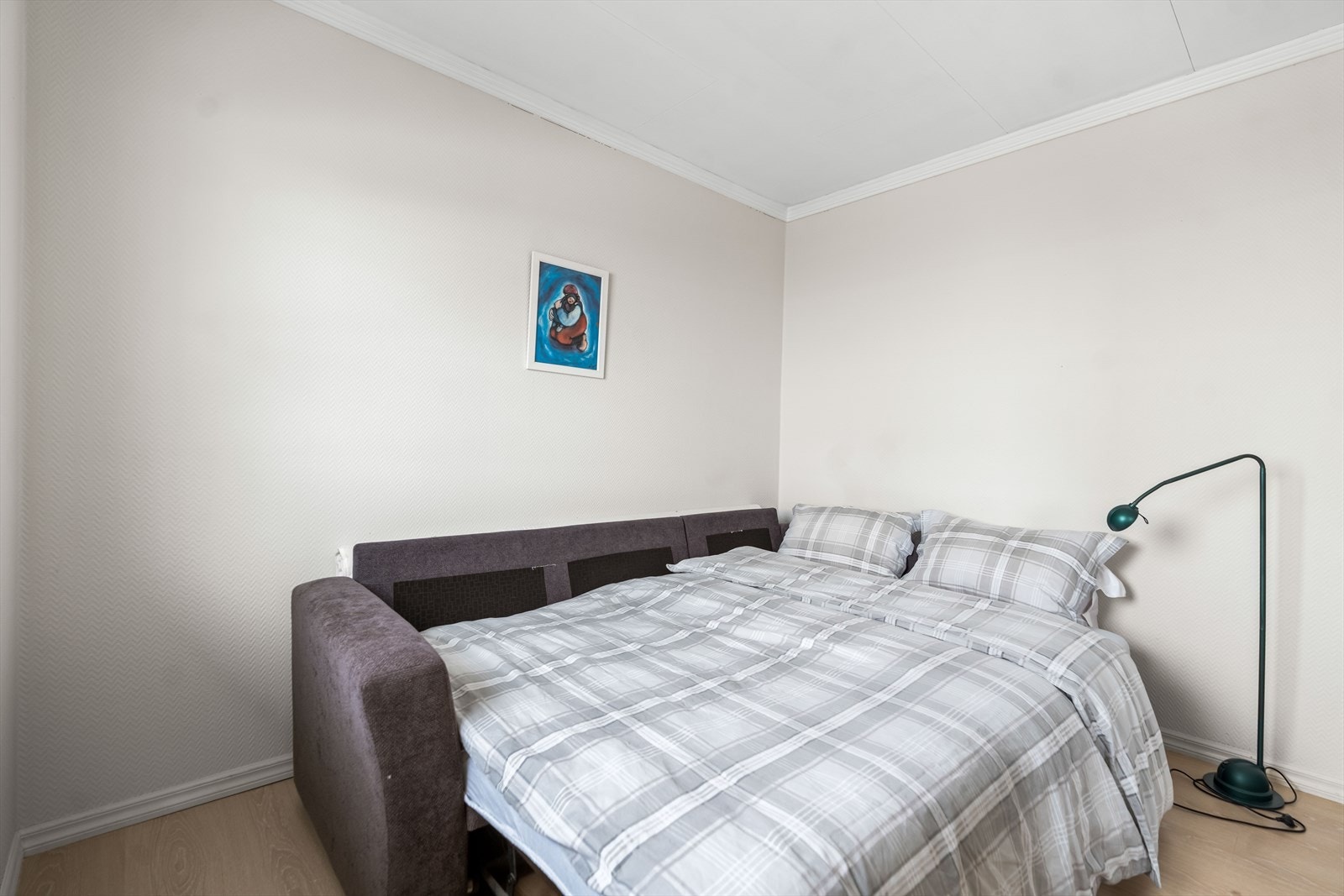 Innenfor dette rommet er det døråpning inn til et rom som er blitt innredet med sovesofa. Galleribilde