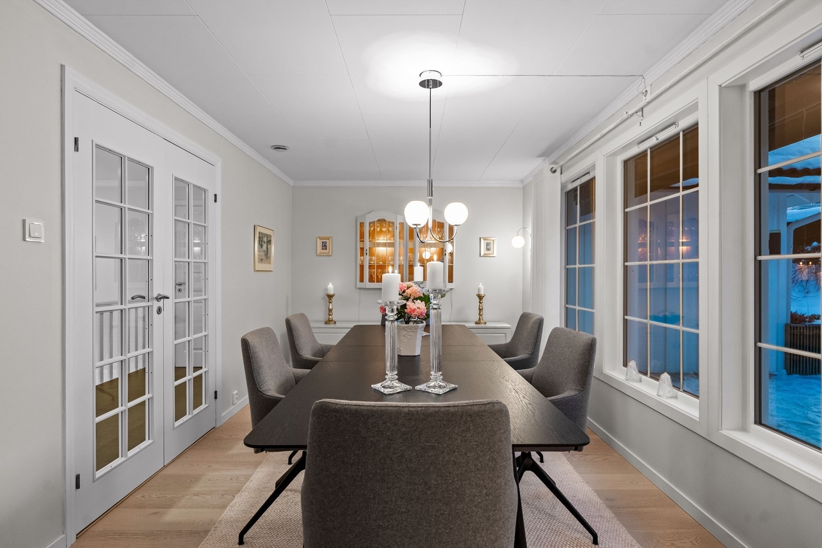 Spisestuen ligger innenfor stuen, og har rikelig med plass til stort spisebord - her er det plass til hele storfamilien! Galleribilde