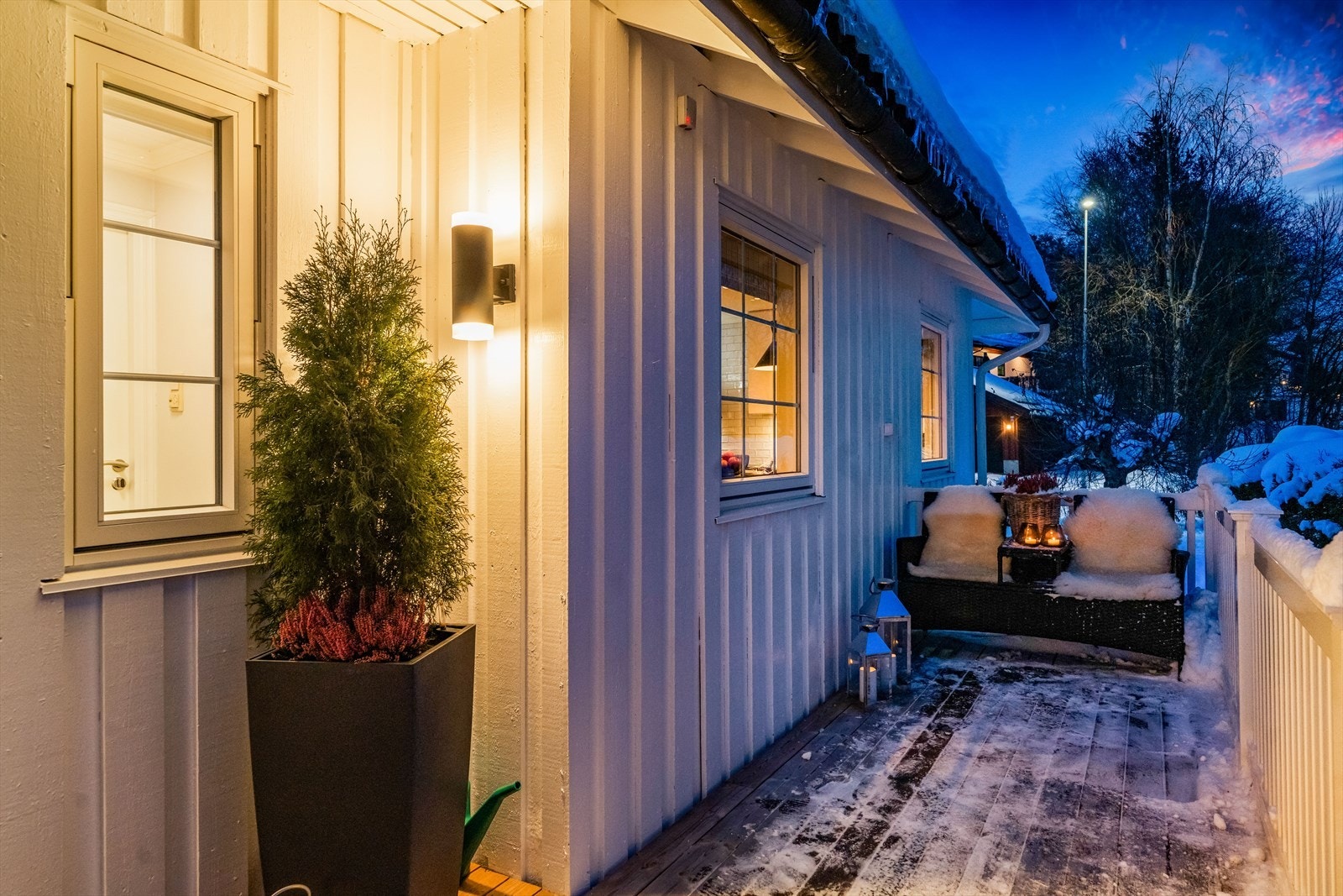 Boligen har et svært innbydende inngangsparti, med en adkomstterrasse på ca. 15 m². Galleribilde