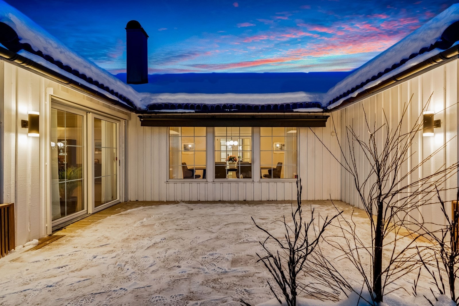 Boligen er av god størrelse og har en praktisk planløsning i begge etasjer. Terrassen ble utvidet i 2022, det gjøres oppmerksom på at denne utvidelsen ikke er blitt omsøkt hos kommunen (se punktet Ferdigattest for mer informasjon). Galleribilde