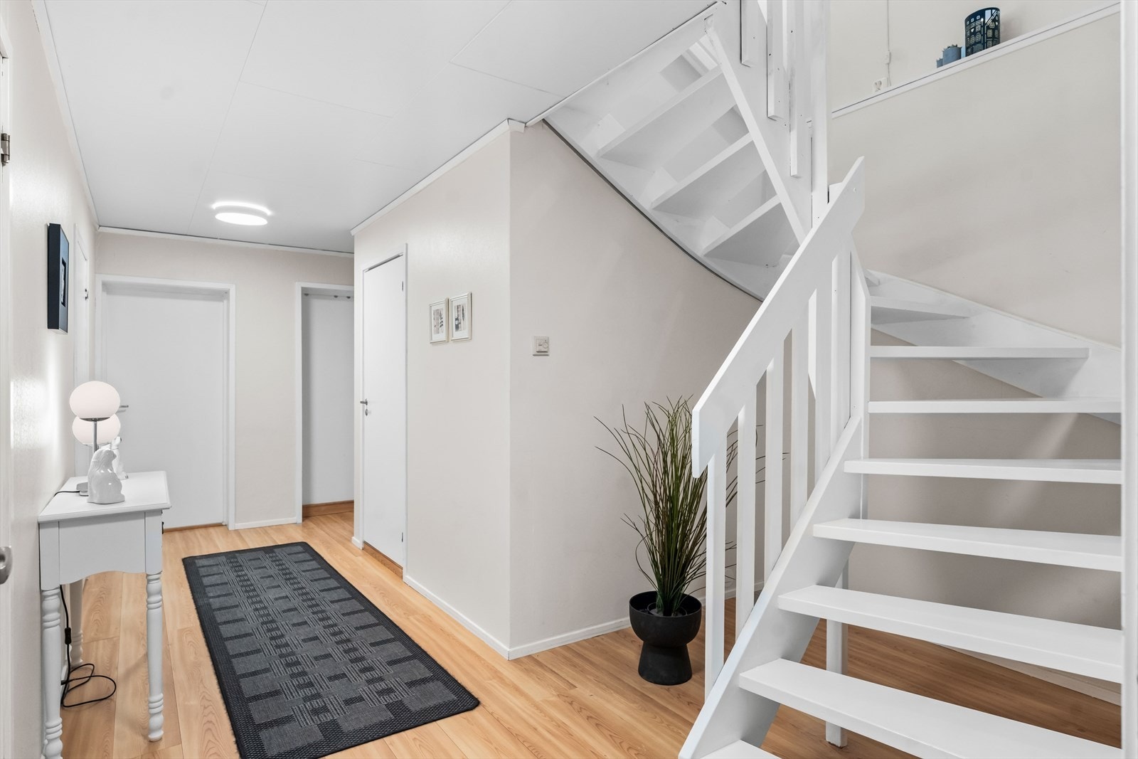 Fra trappen kommer man ned i en romslig gang. Herfra er det inngang til bad, vaskerom og bodarealer. Galleribilde