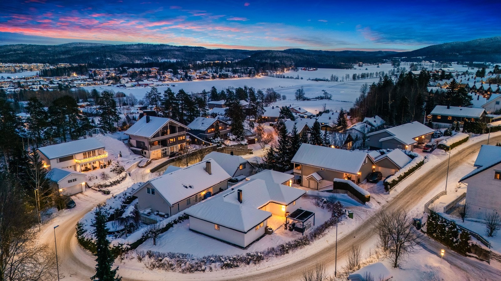 Fra boligen er det kort vei til kollektivmuligheter, butikker, skiløyper, skog og mark. Galleribilde