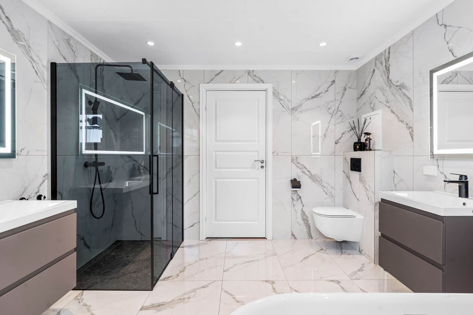 Det er rikelig med oppbevaringsplass i skapinnredning. Galleribilde