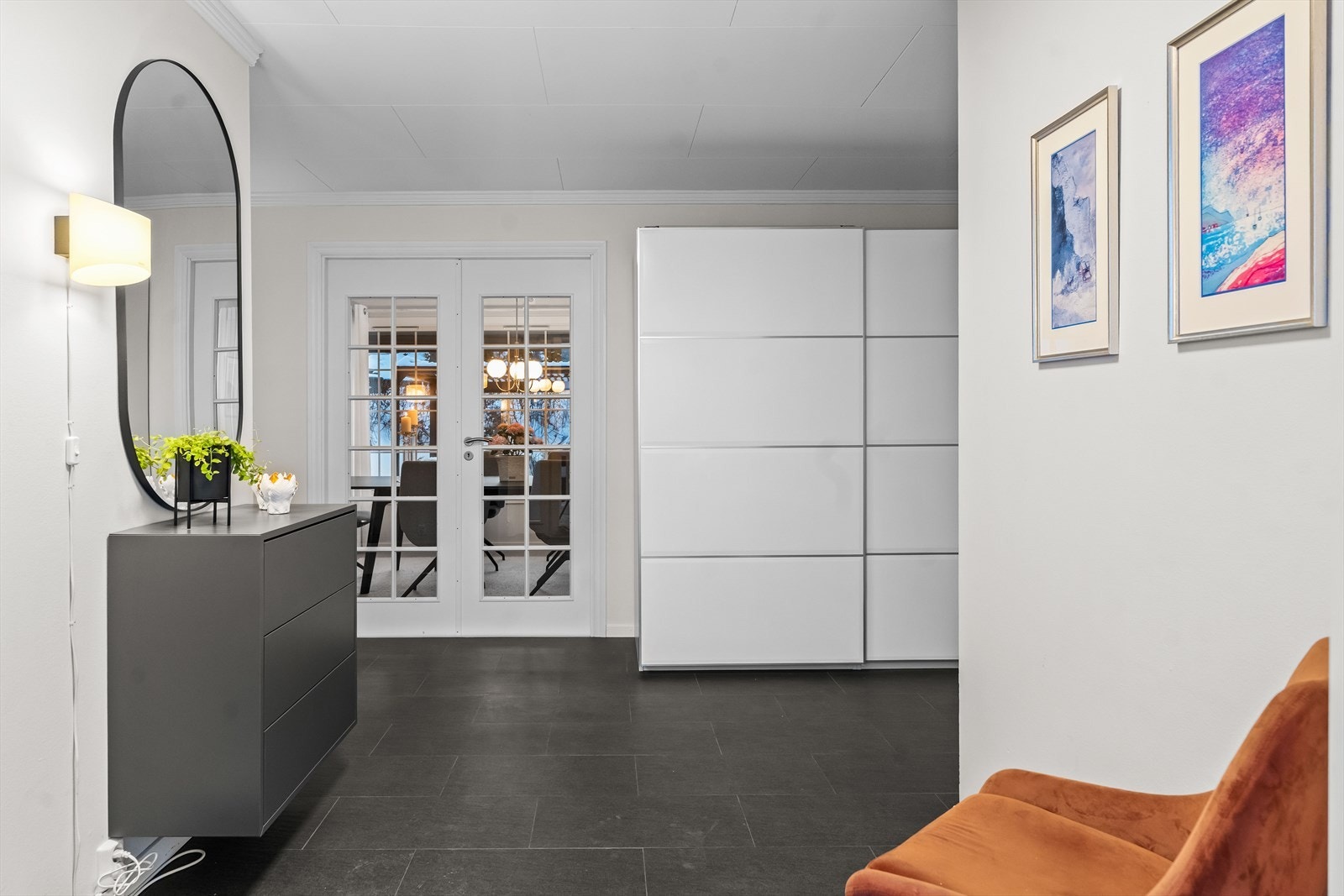 I entréen er det praktiske fliser på gulvet, samt malte vegg- og himlingsflater. I gangen er det god plass til å henge fra seg yttertøy i stor garderobe. Galleribilde