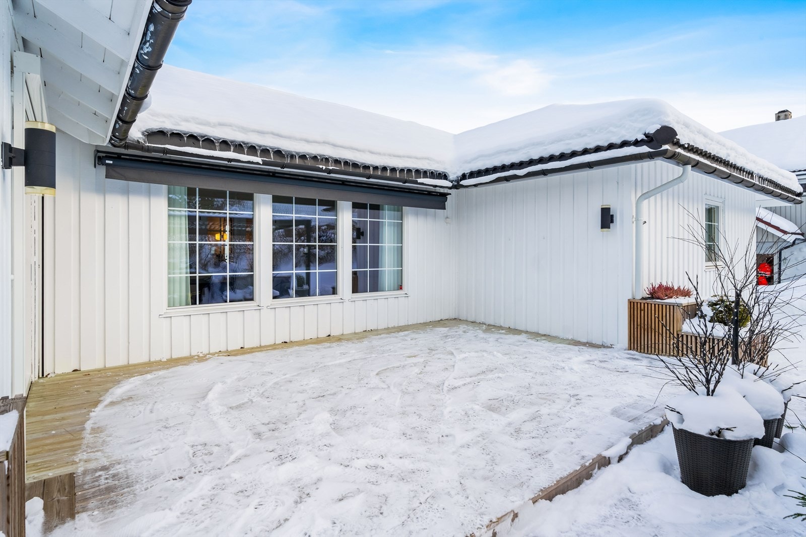 Her ute er det god plass til flere sittegrupper, samt grill. Galleribilde