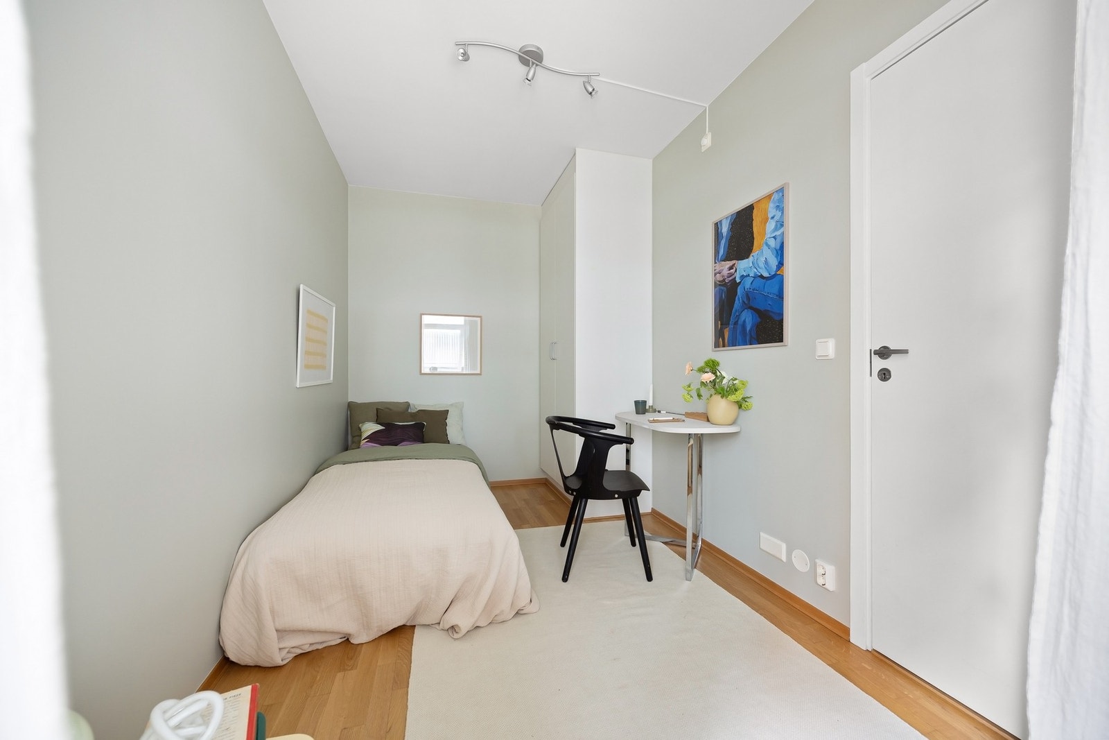 Soverom 2 er nymalt i en delikat, lun farge. Galleribilde