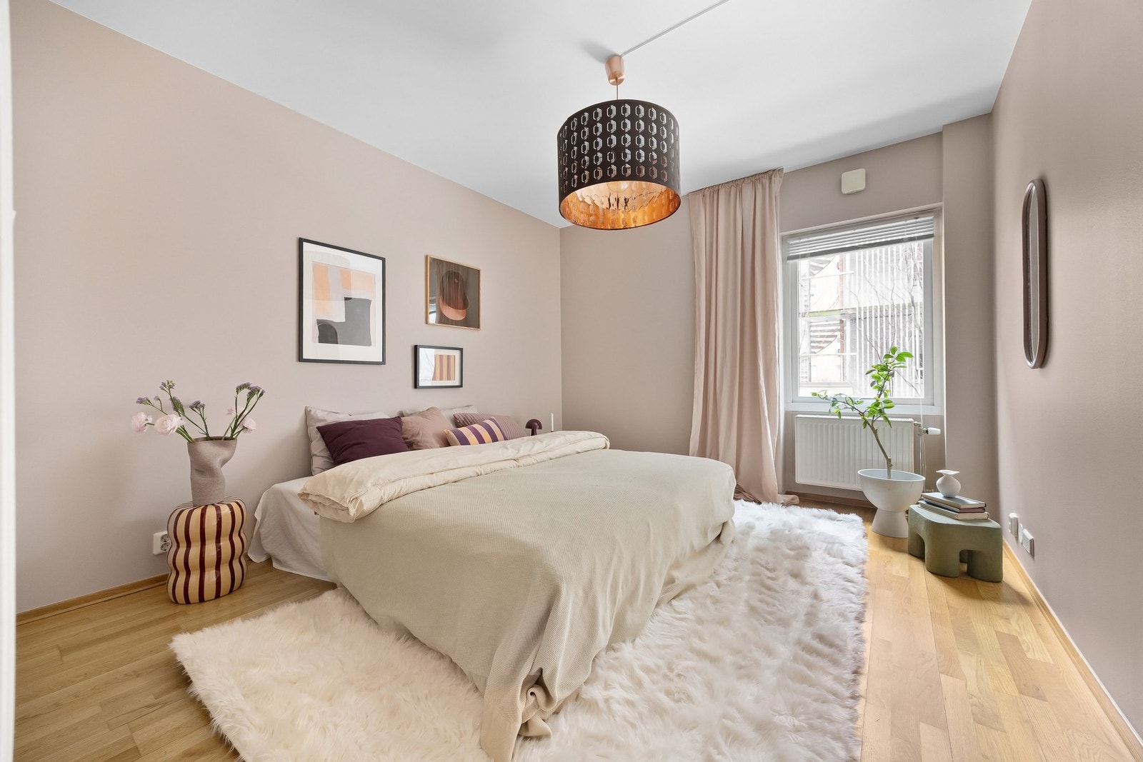 Hovedsoverommet er av god størrelse, med walk in-garderobe. Galleribilde