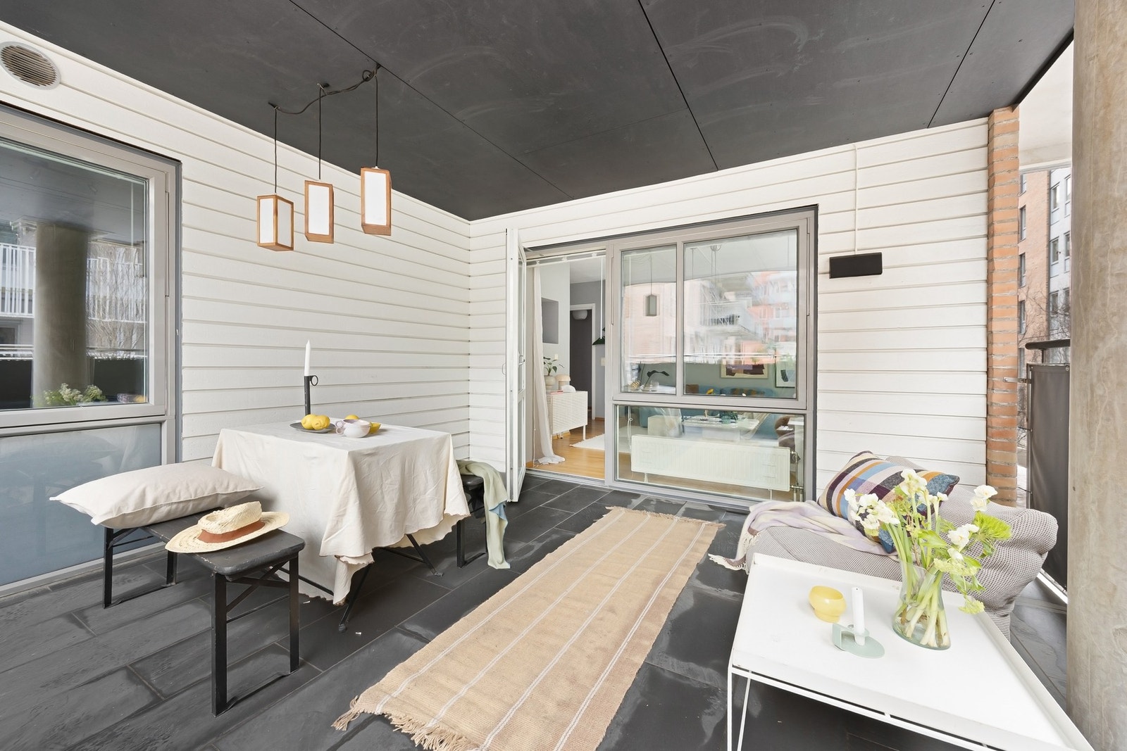 Uteområdet har god plass, og med takoverbygget kan det nytes til alle årstider. Galleribilde