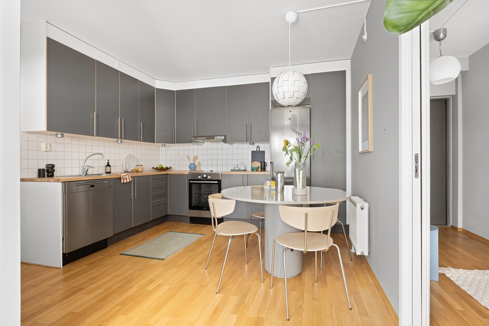 Flott kjøkken med ny benkeplate fra februar 2026. Galleribilde