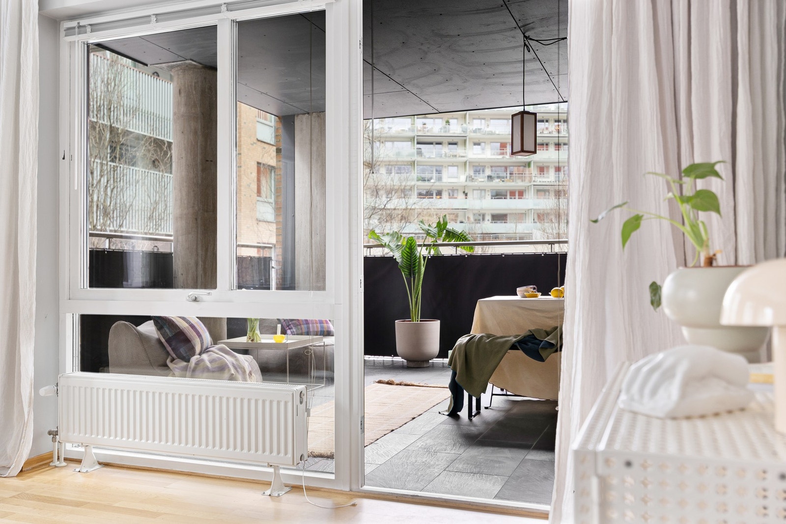 Balkongen fungerer som en forlengelse av stuen og gjør at leiligheten oppleves svært luftig. Galleribilde