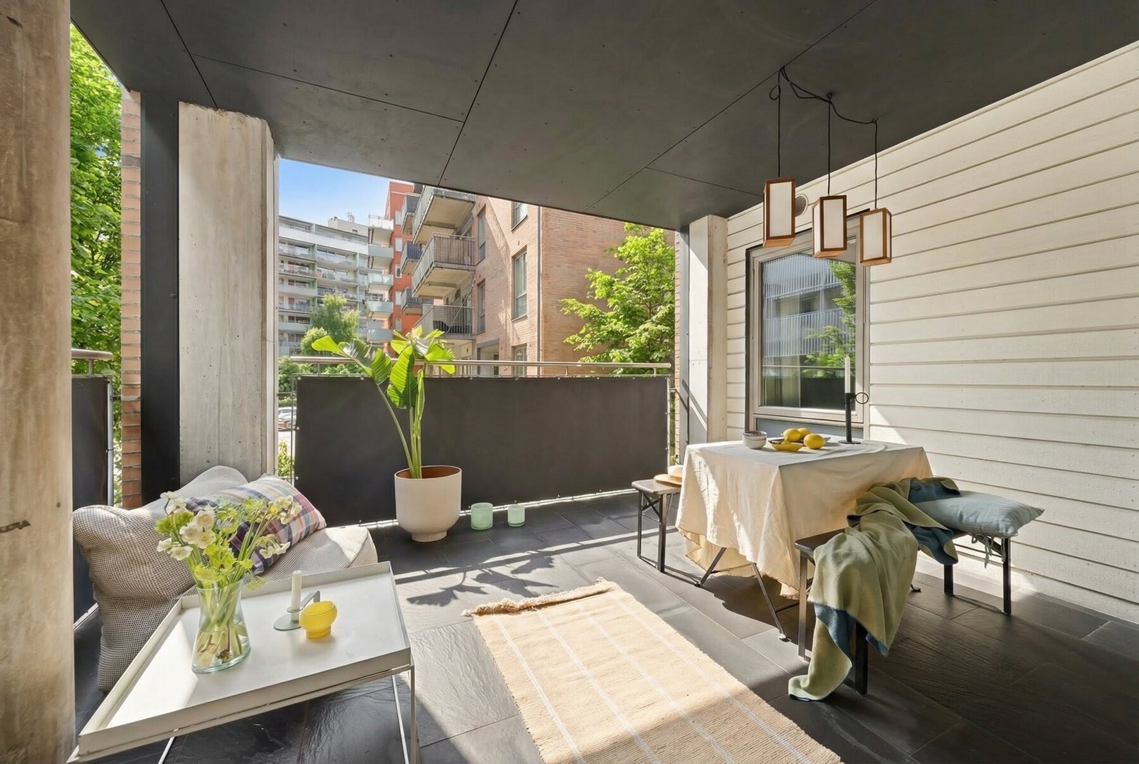 Leiligheten varmes opp med fjernvarme via radiatorer, som sørger for lave årlige strømkostnader (bildet er AI-redigert). Galleribilde