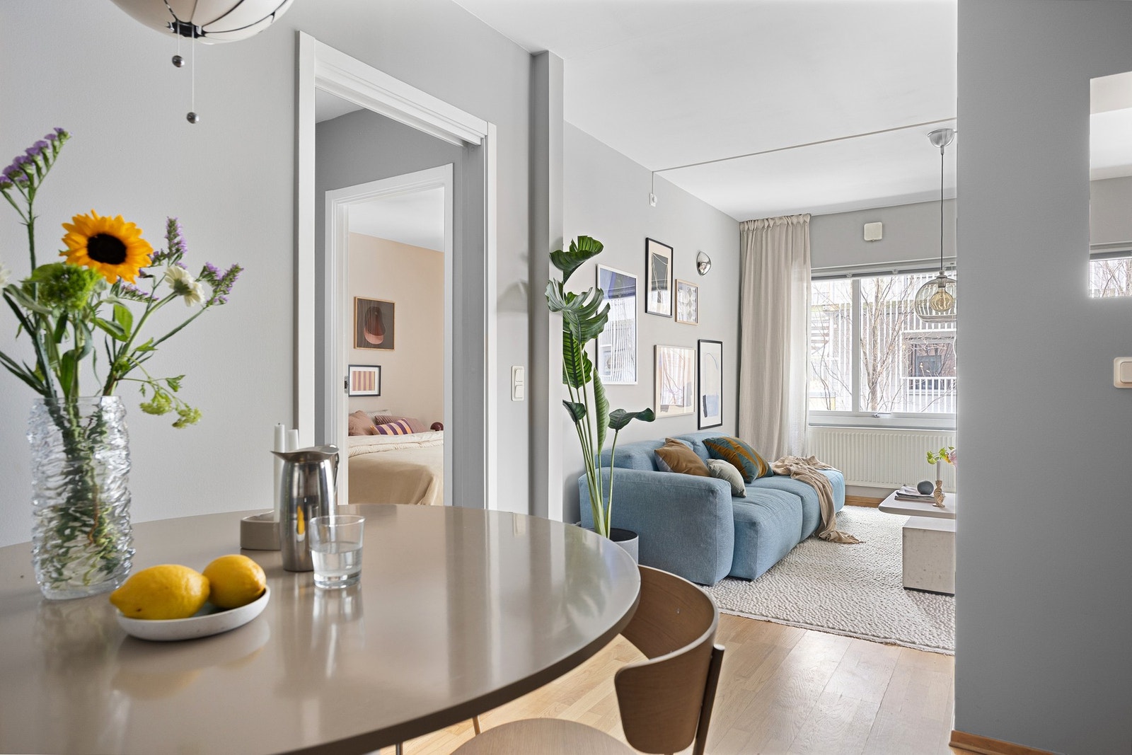 Leiligheten har store vindusflater som gir rikelig med dagslys. Galleribilde