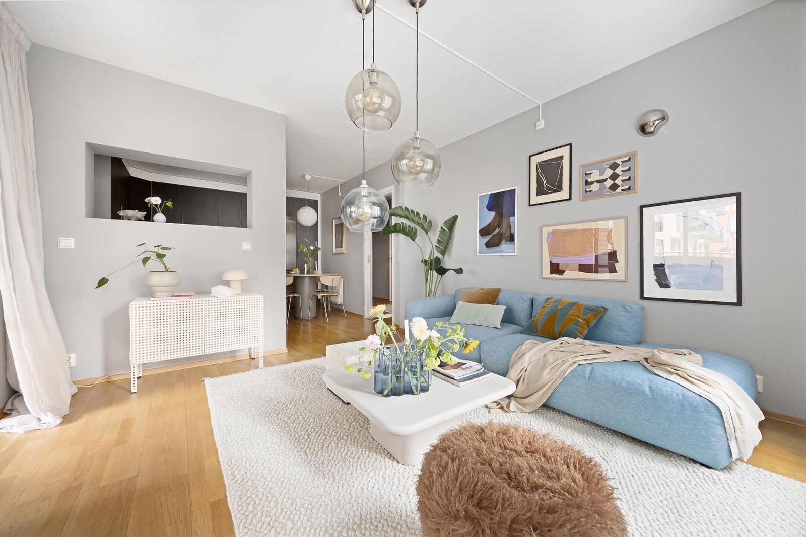 Inkludert i felleskostnadene er bla. oppvarming og varmtvann, internett og kabel-TV. Galleribilde