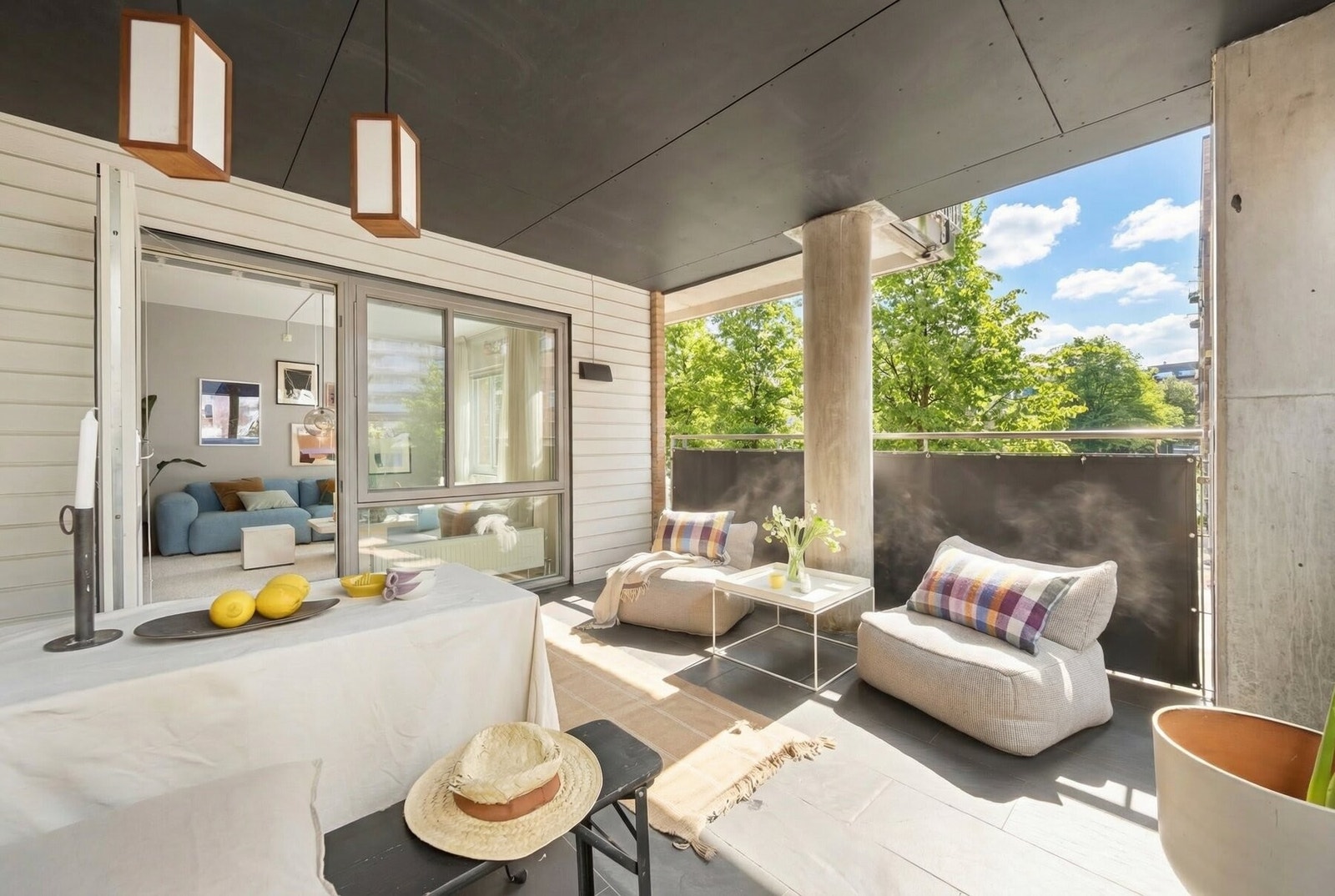 Borettslaget har i tillegg en felles takterrasse med gode solforhold, til stor glede for beboerne (bildet er AI-redigert). Galleribilde