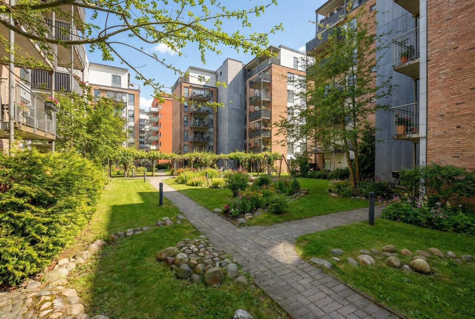 Rett utenfor døren har du enkel tilgang både til matbutikk, bakeri, treningssenter, apotek, kollektivtransport og mer! Galleribilde