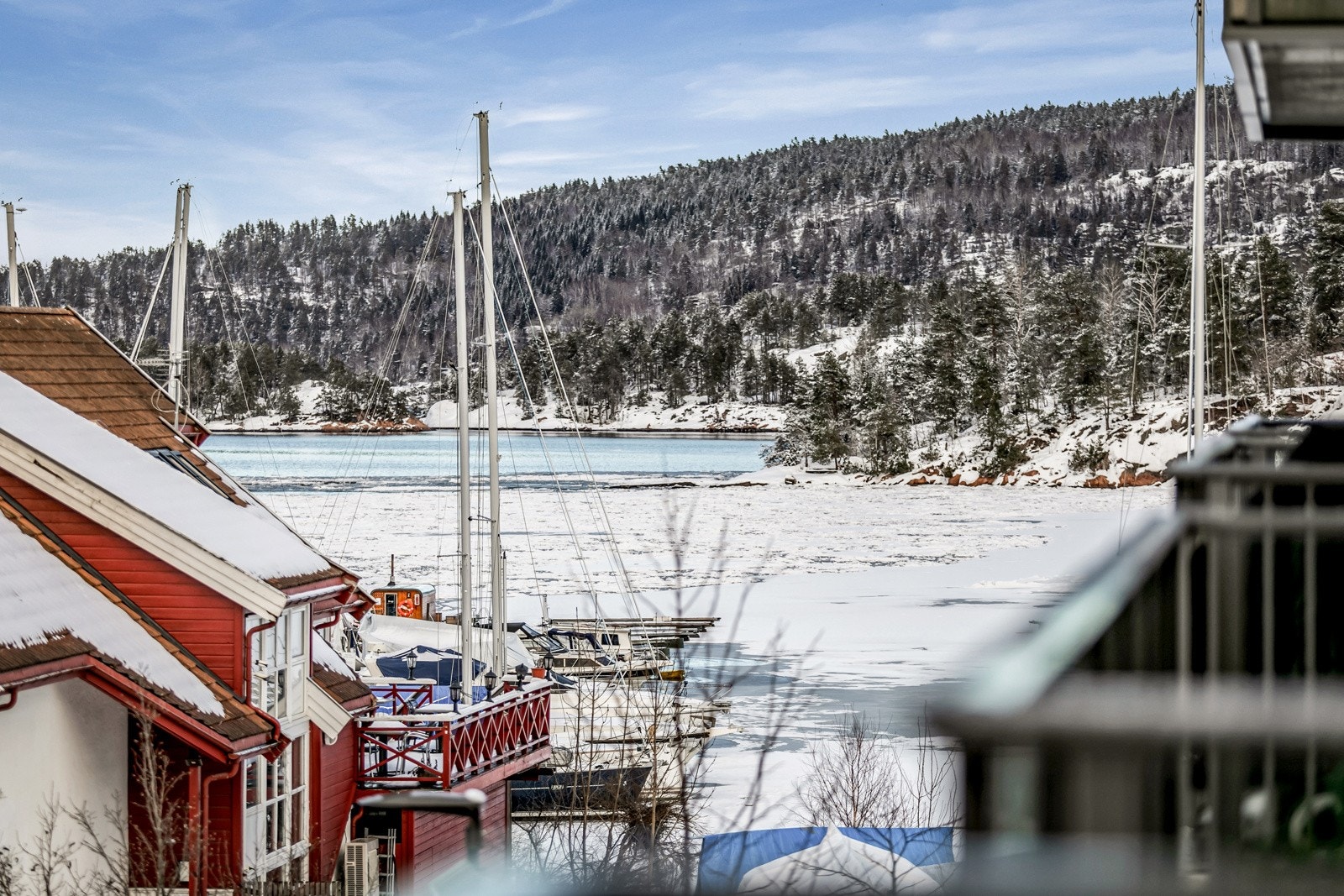 Flott utsikt fra balkogen mot fjorden og mot sentrum. Galleribilde