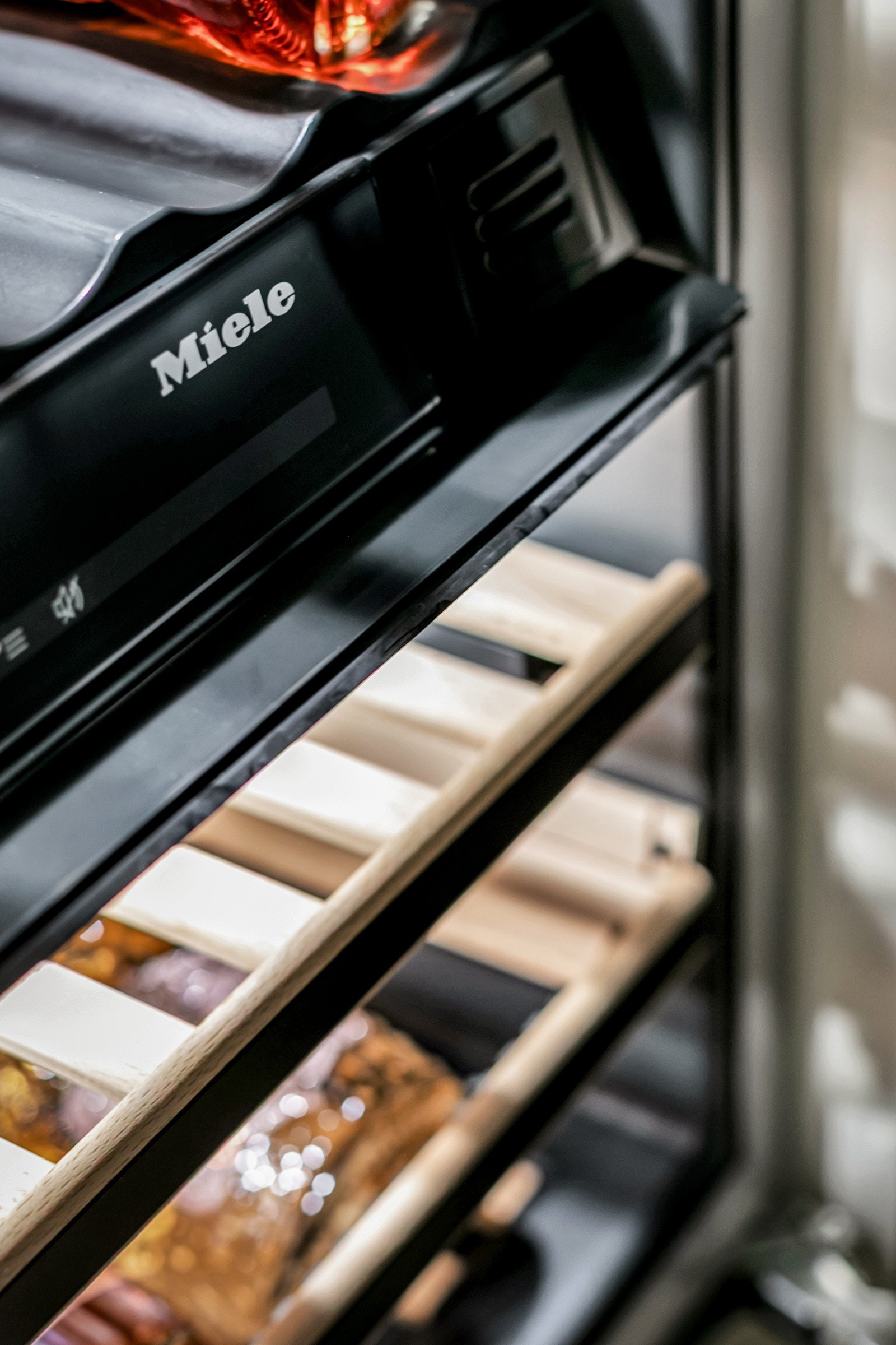 Integrert vinskap i kjøkkeninnredning. Galleribilde