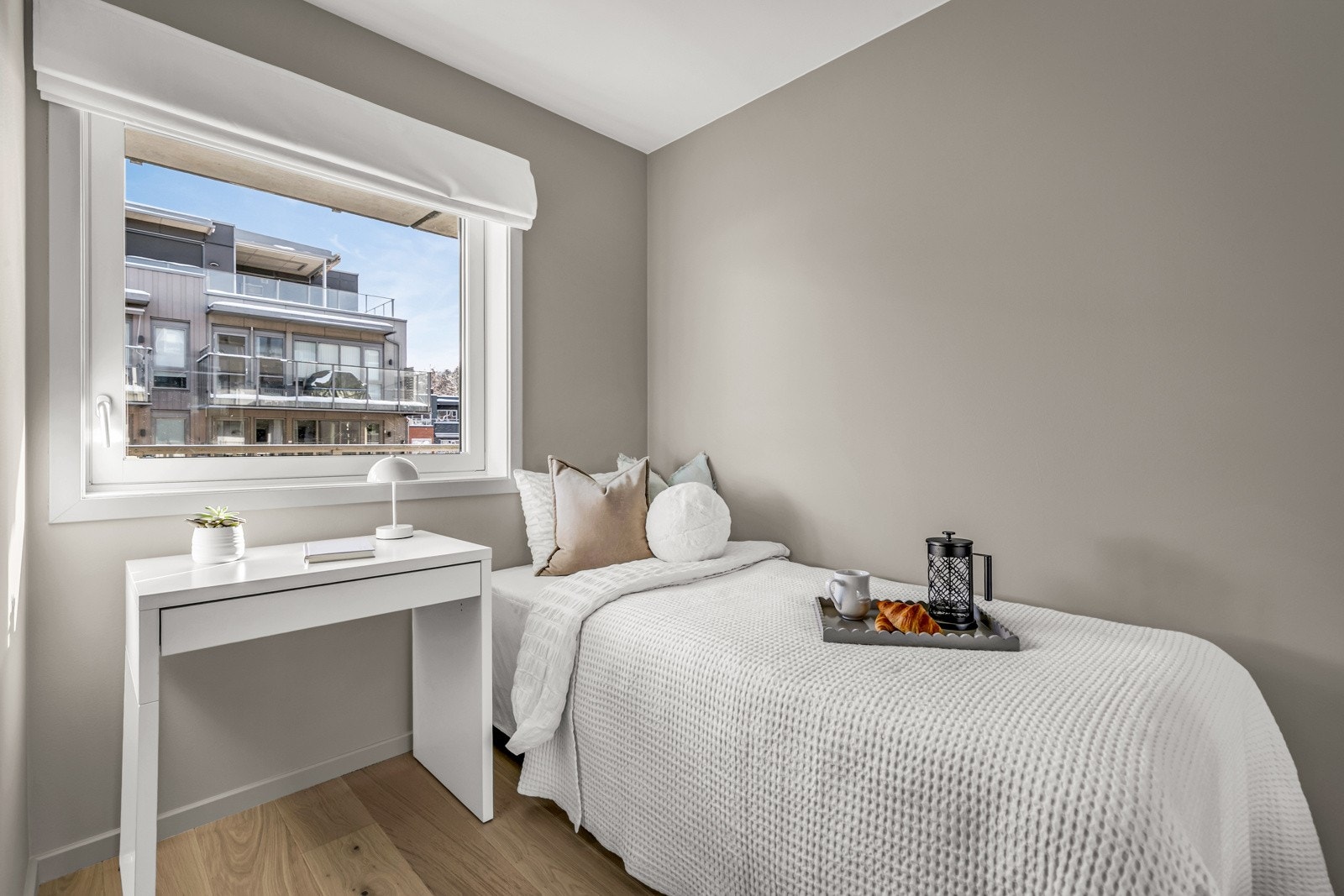 Soverom 2 med skyvedørsgarderobe. Galleribilde