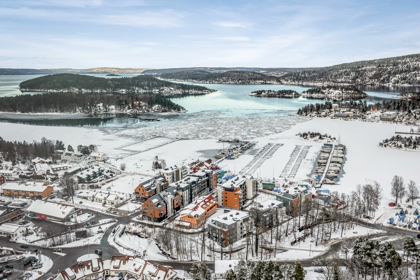 Leiligheten ligger i hjertet av Sætre med tøffelavstand til fjorden, butikker, restauranter mm. Se 360-visning for beliggenhetsbeskrivelse. Galleribilde