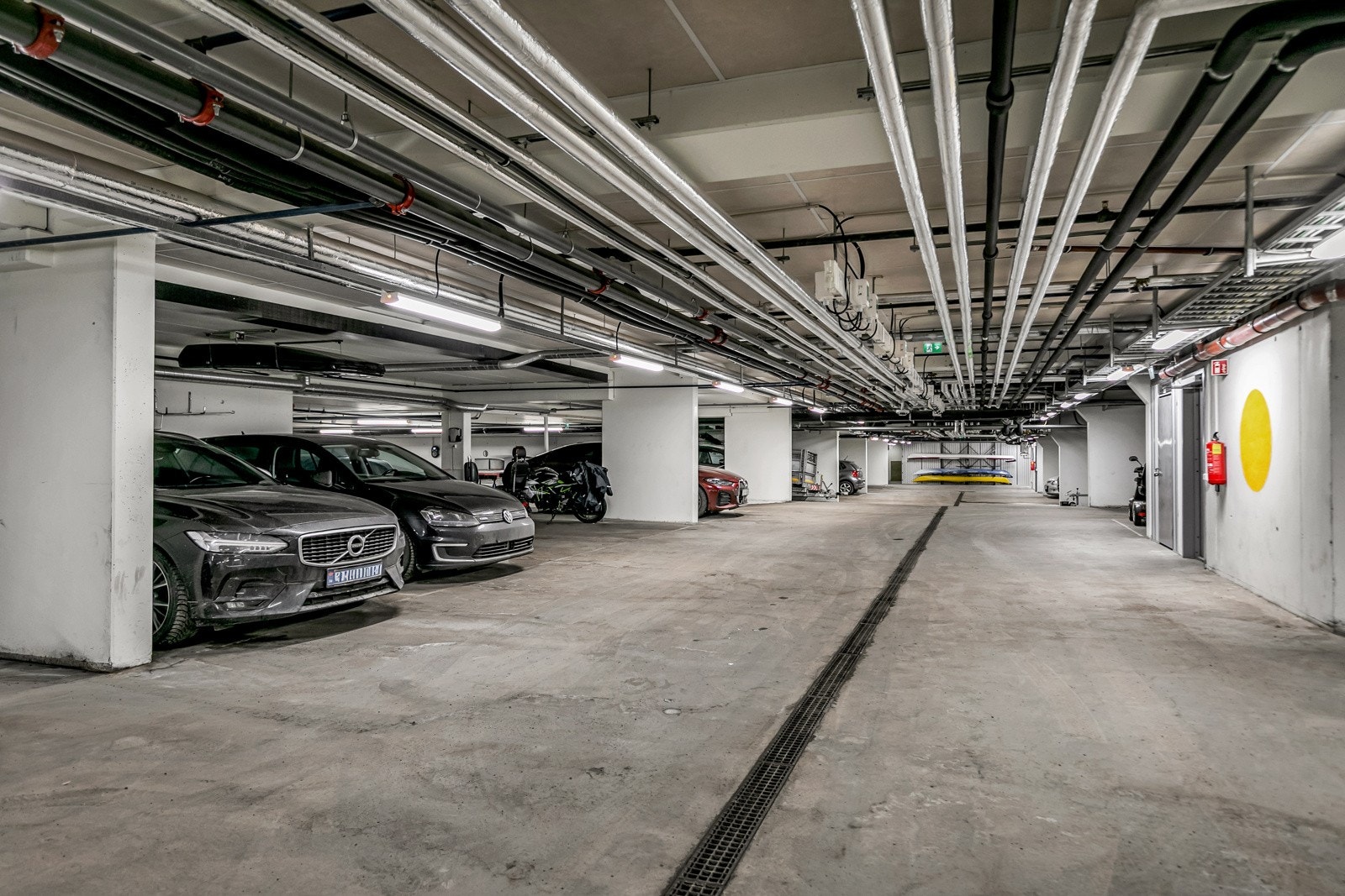 Det medfølger 2 garasjeplasser i felles garasjekjeller hvor det er montert ladepunkt for el-bil på den ene plassen. Galleribilde