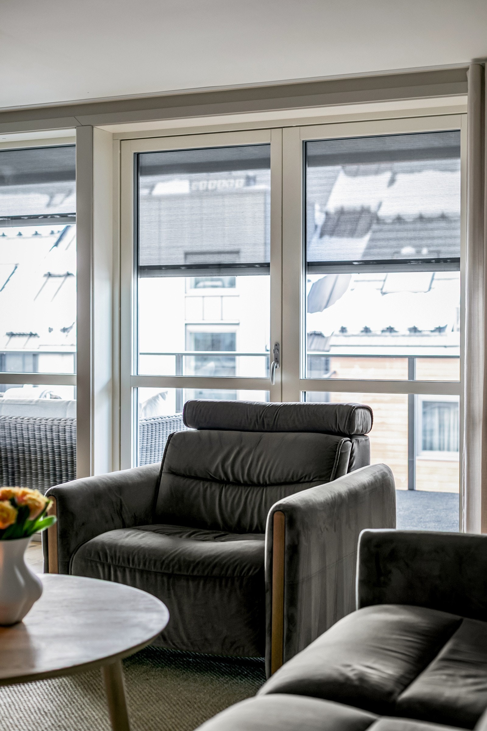 Leiligheten har en lys og luftig stue som får godt med innslipp av naturlig lys fra de store vindusflatene. Galleribilde