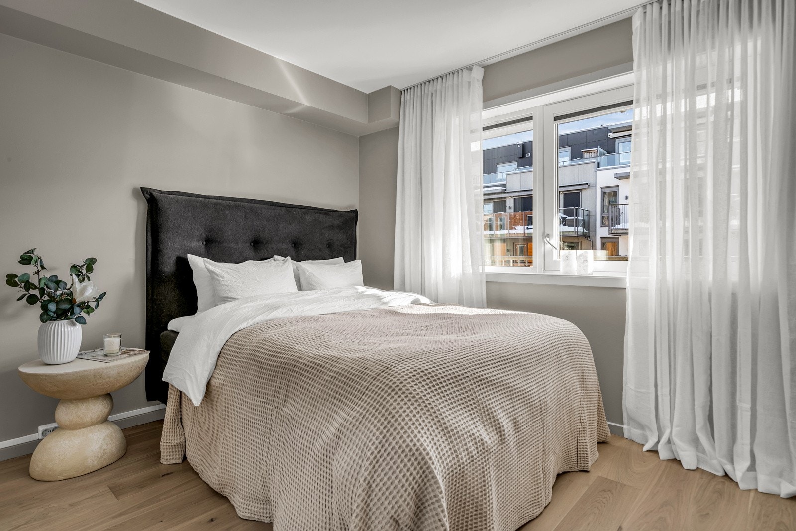 Hovedsoverom av god størrelse med skyvedørsgarderobe. Galleribilde