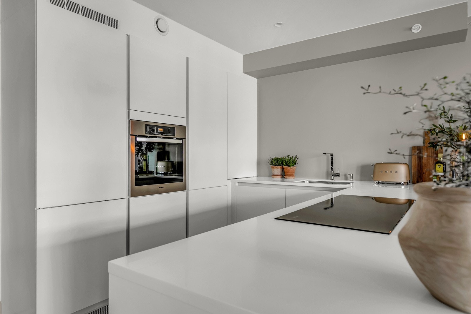 Kjøkkenet har benkeplate av corian. Galleribilde