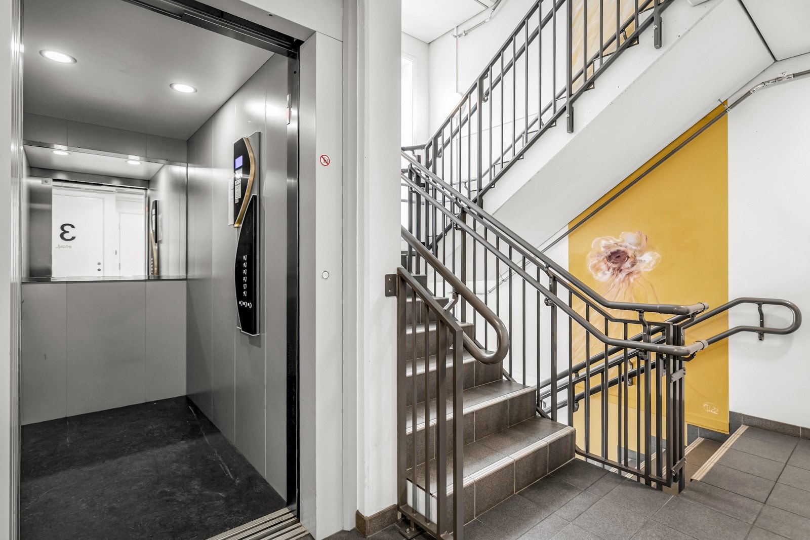 Heis/trappegang. Fra kjeller til leiligheten og bakkeplan. Galleribilde